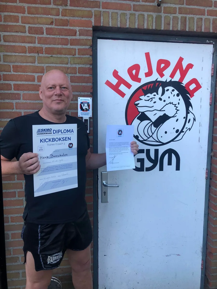 Gekwalificeerde kickbokstrainer van HeJeNa Gym met diploma