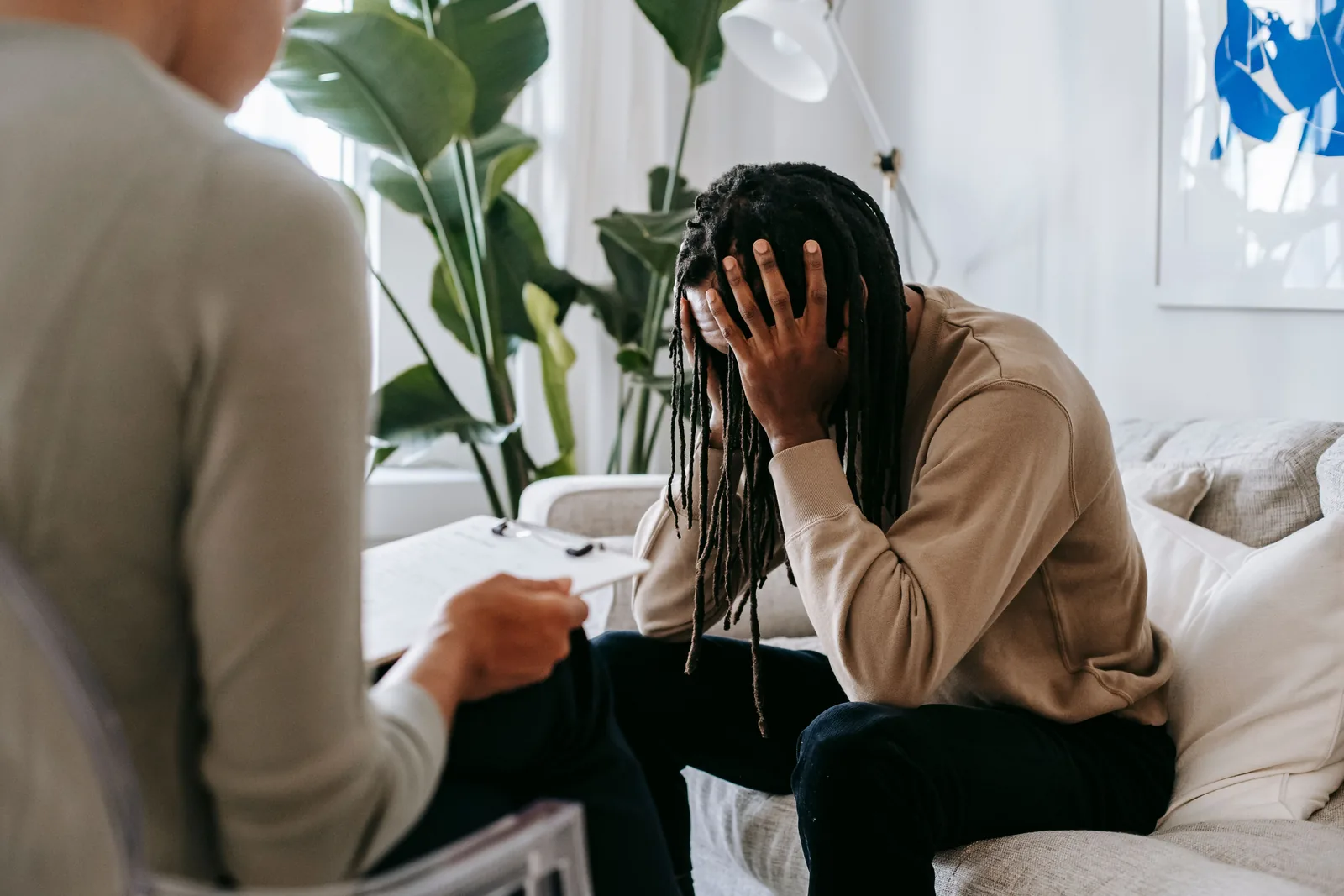 BuddyCoach ondersteunt jongvolwassene bij een persoonlijk gesprek